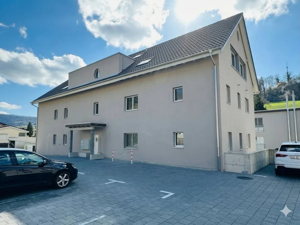 SCHÖN UND MODERN MIT GROSSEM BALKON