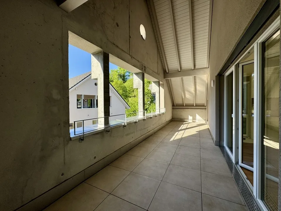 SCHÖN UND MODERN MIT GROSSEM BALKON