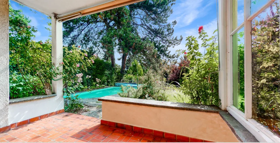 Einfamilienhaus mit Pool auf dem grünen Bruderholz