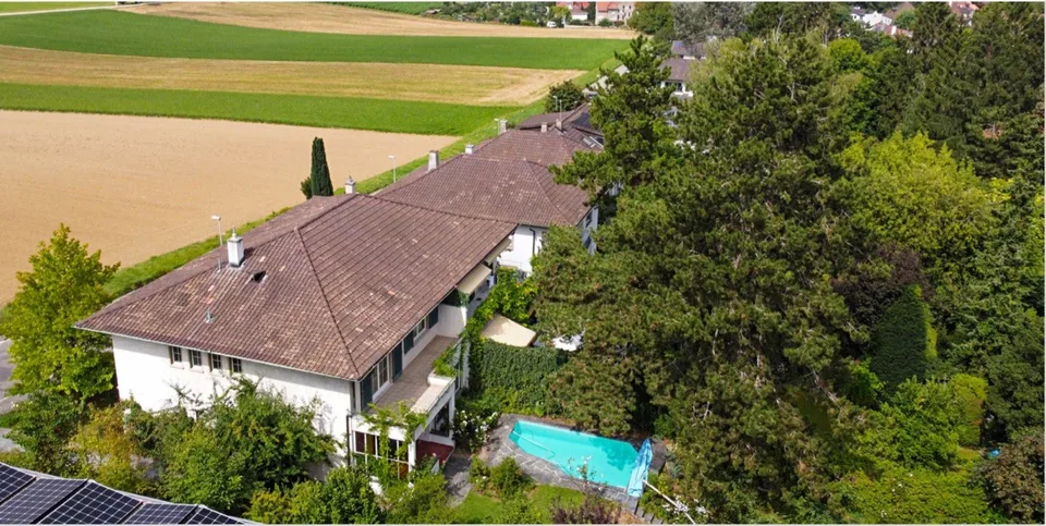 Einfamilienhaus mit Pool auf dem grünen Bruderholz
