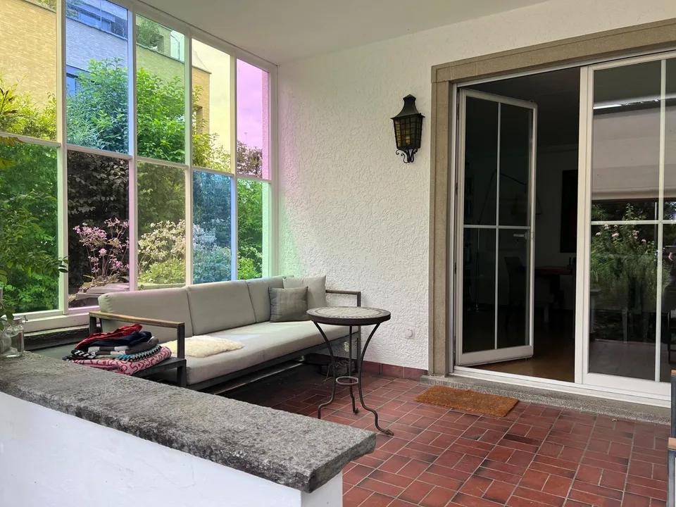 Einfamilienhaus mit Pool auf dem grünen Bruderholz