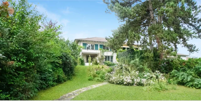 Einfamilienhaus mit Pool auf dem grünen Bruderholz