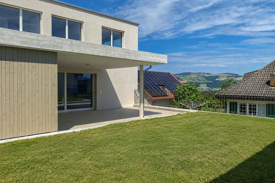 Seltene Mietgelegenheit: modernes 5.5-Zimmer-Einfamilienhaus mit Garten und Weitsicht in St. Erhard