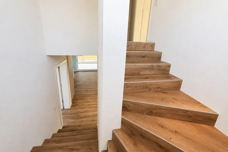 Seltene Mietgelegenheit: modernes 5.5-Zimmer-Einfamilienhaus mit Garten und Weitsicht in St. Erhard