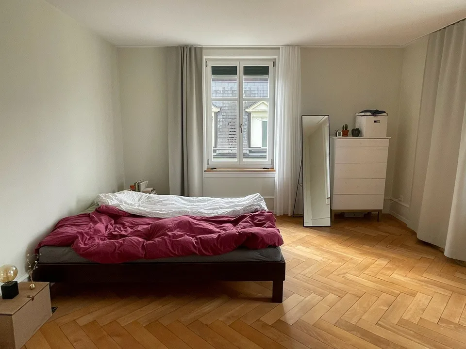Zentrale, ruhige und lichtdurchflutete 3.5-Zimmer Altbauwohnung (möbliert) mit Homeoffice und Balkon, Oktober bis Dezember 2026