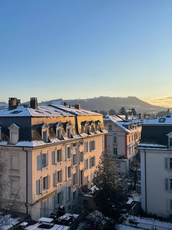 Zentrale, ruhige und lichtdurchflutete 3.5-Zimmer Altbauwohnung (möbliert) mit Homeoffice und Balkon, Oktober bis Dezember 2026