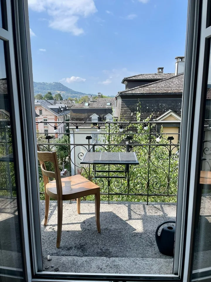 Zentrale, ruhige und lichtdurchflutete 3.5-Zimmer Altbauwohnung (möbliert) mit Homeoffice und Balkon, Oktober bis Dezember 2026