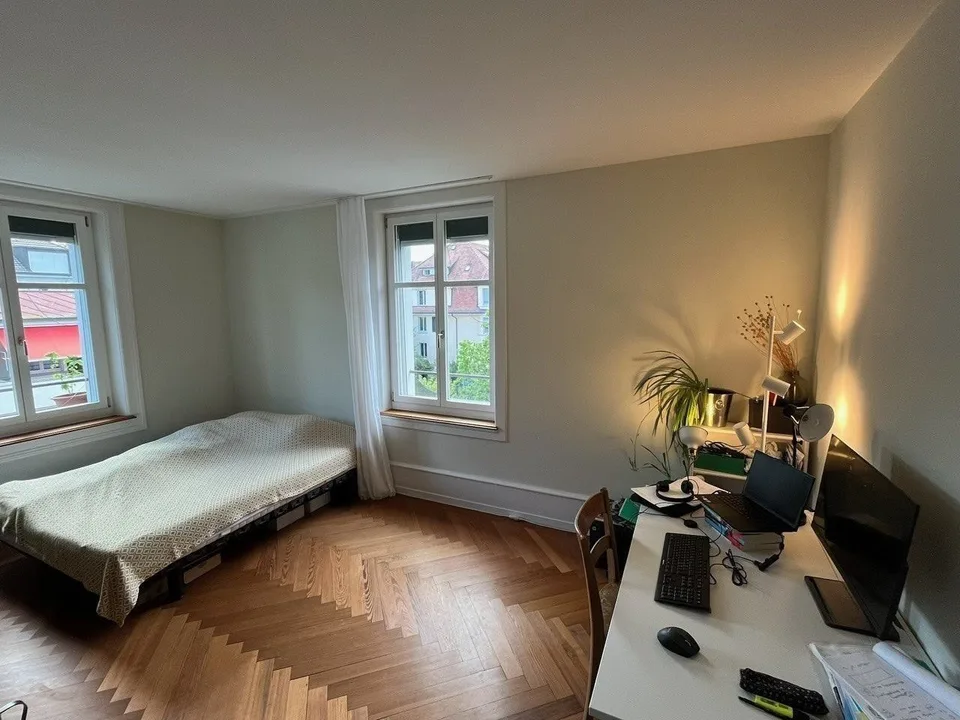 Zentrale, ruhige und lichtdurchflutete 3.5-Zimmer Altbauwohnung (möbliert) mit Homeoffice und Balkon, Oktober bis Dezember 2026