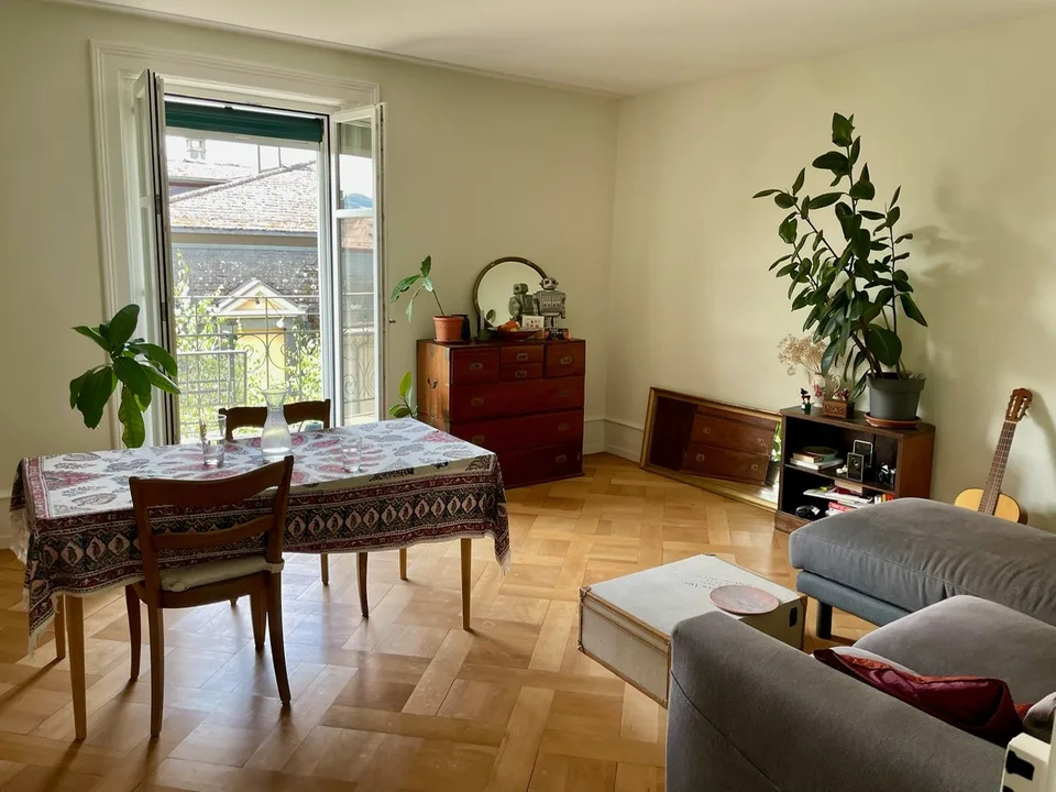 Zentrale, ruhige und lichtdurchflutete 3.5-Zimmer Altbauwohnung (möbliert) mit Homeoffice und Balkon, Oktober bis Dezember 2026