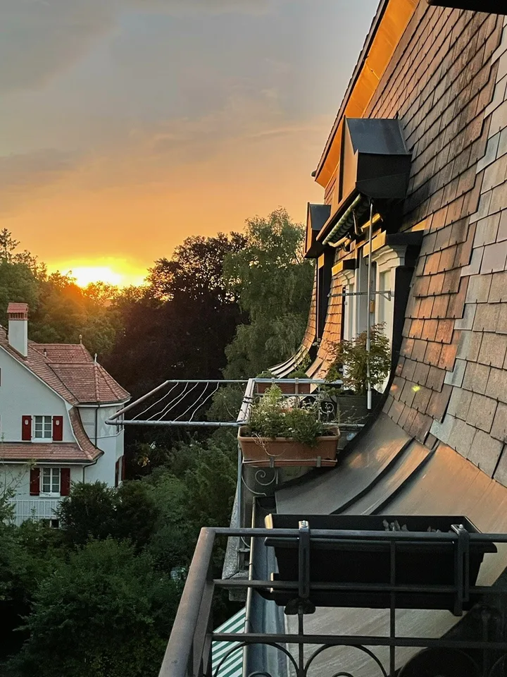 Zentrale, ruhige und lichtdurchflutete 3.5-Zimmer Altbauwohnung (möbliert) mit Homeoffice und Balkon, Oktober bis Dezember 2026