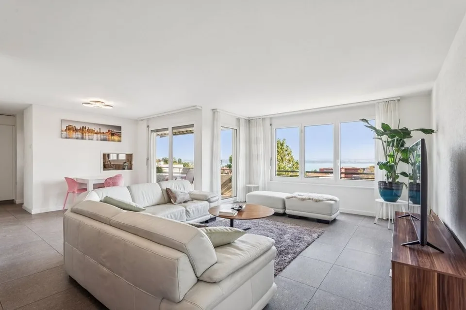 Wohnung mit 4.5 Zimmern, Balkon und Blick auf den Neuenburgersee