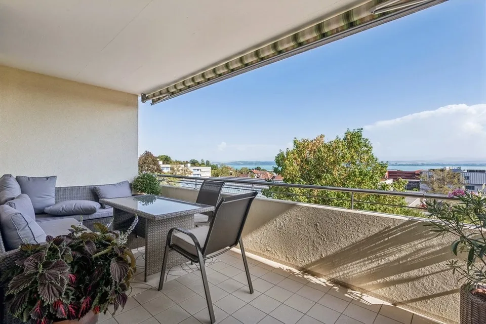 Wohnung mit 4.5 Zimmern, Balkon und Blick auf den Neuenburgersee