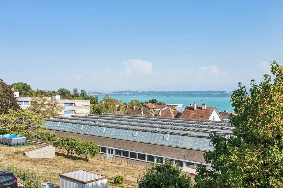 Wohnung mit 4.5 Zimmern, Balkon und Blick auf den Neuenburgersee
