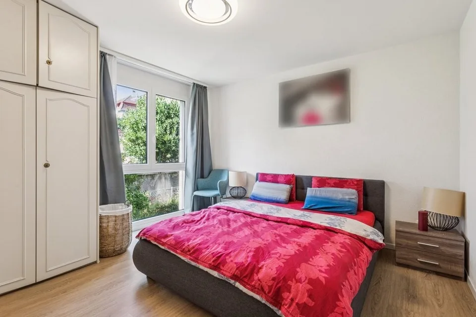 Wohnung mit 4.5 Zimmern, Balkon und Blick auf den Neuenburgersee