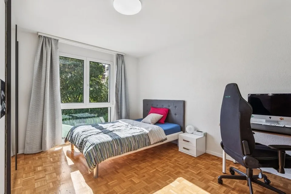 Wohnung mit 4.5 Zimmern, Balkon und Blick auf den Neuenburgersee