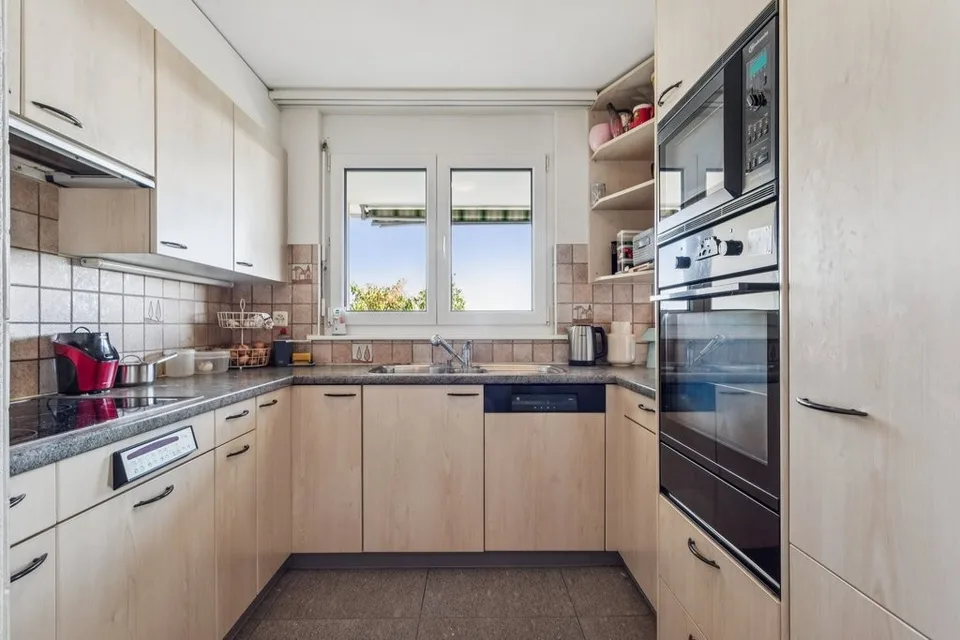 Wohnung mit 4.5 Zimmern, Balkon und Blick auf den Neuenburgersee