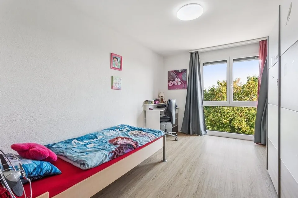 Wohnung mit 4.5 Zimmern, Balkon und Blick auf den Neuenburgersee