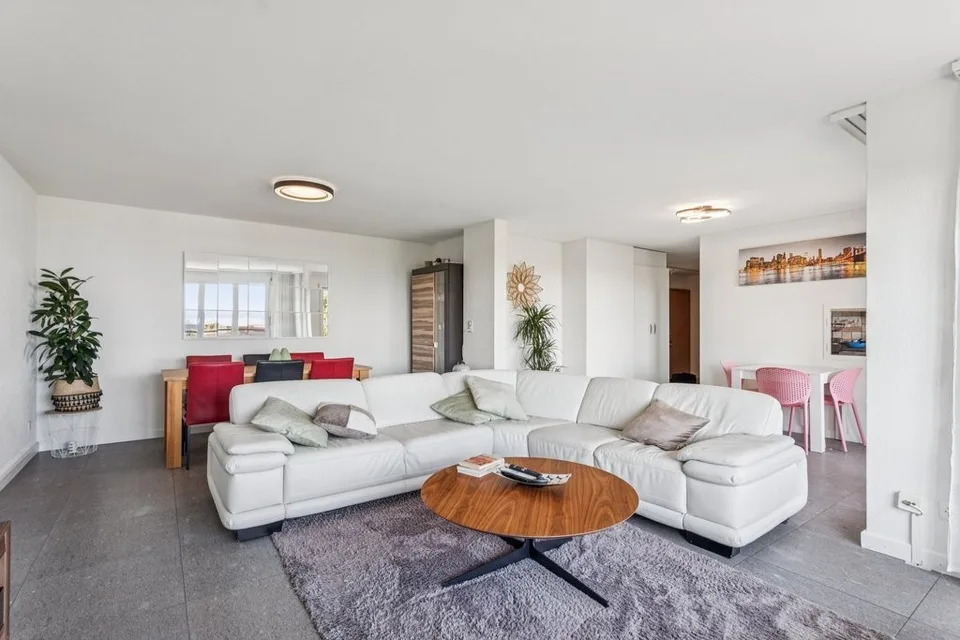 Wohnung mit 4.5 Zimmern, Balkon und Blick auf den Neuenburgersee