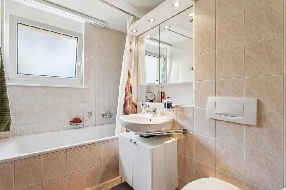 Wohnung mit 4.5 Zimmern, Balkon und Blick auf den Neuenburgersee