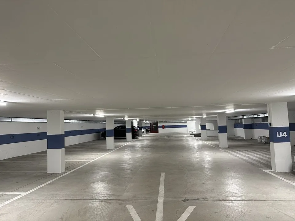 Einstellhallenplatz mit Ladestation in Heimberg zu vermieten!
