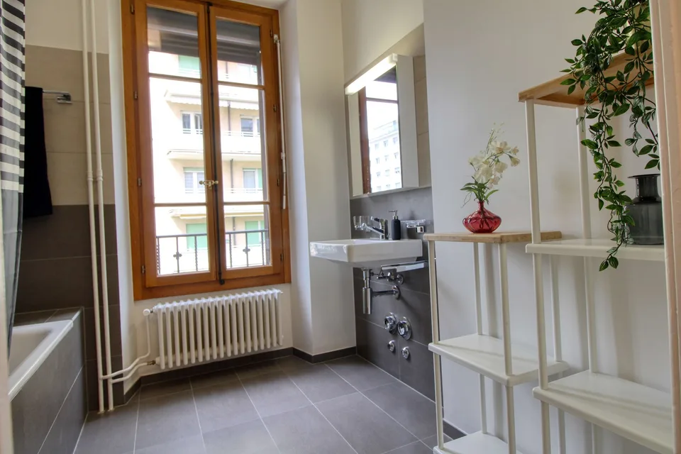 Furnished room in modernised apartment in a top location