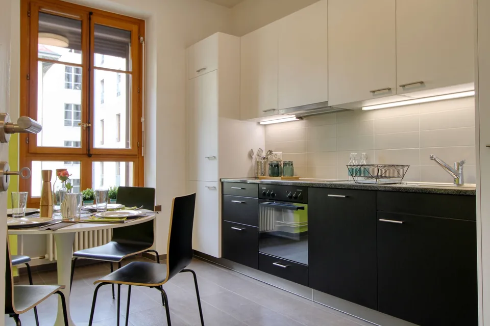 Furnished room in modernised apartment in a top location