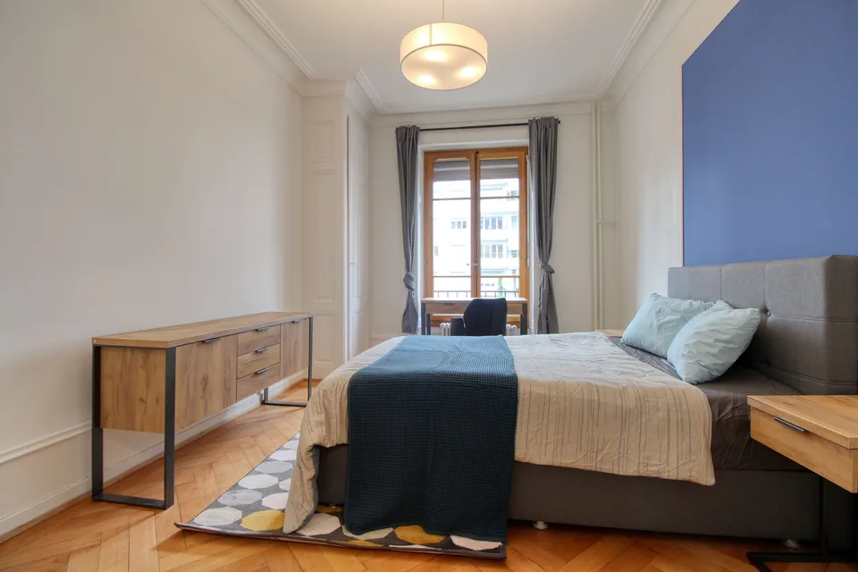 Furnished room in modernised apartment in a top location