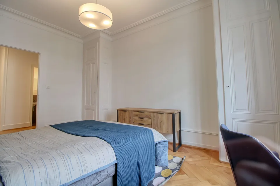 Furnished room in modernised apartment in a top location