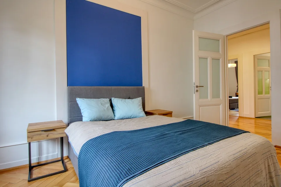 Furnished room in modernised apartment in a top location