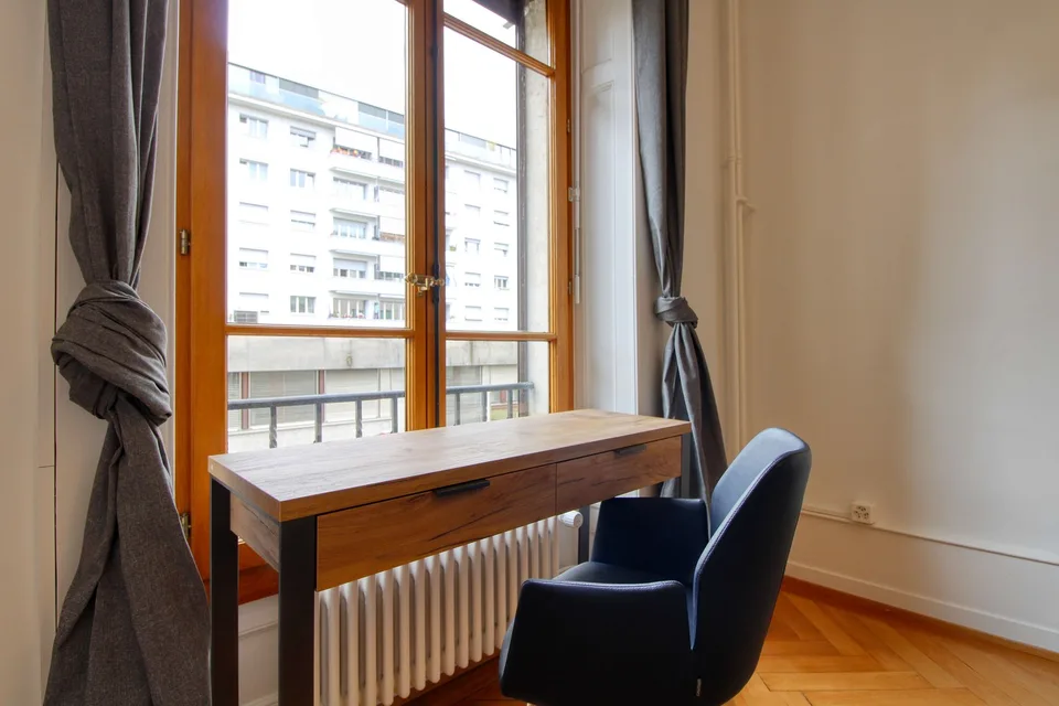 Furnished room in modernised apartment in a top location
