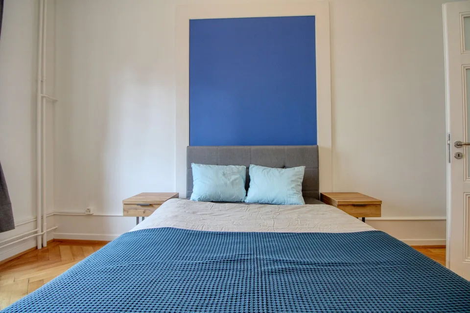 Furnished room in modernised apartment in a top location