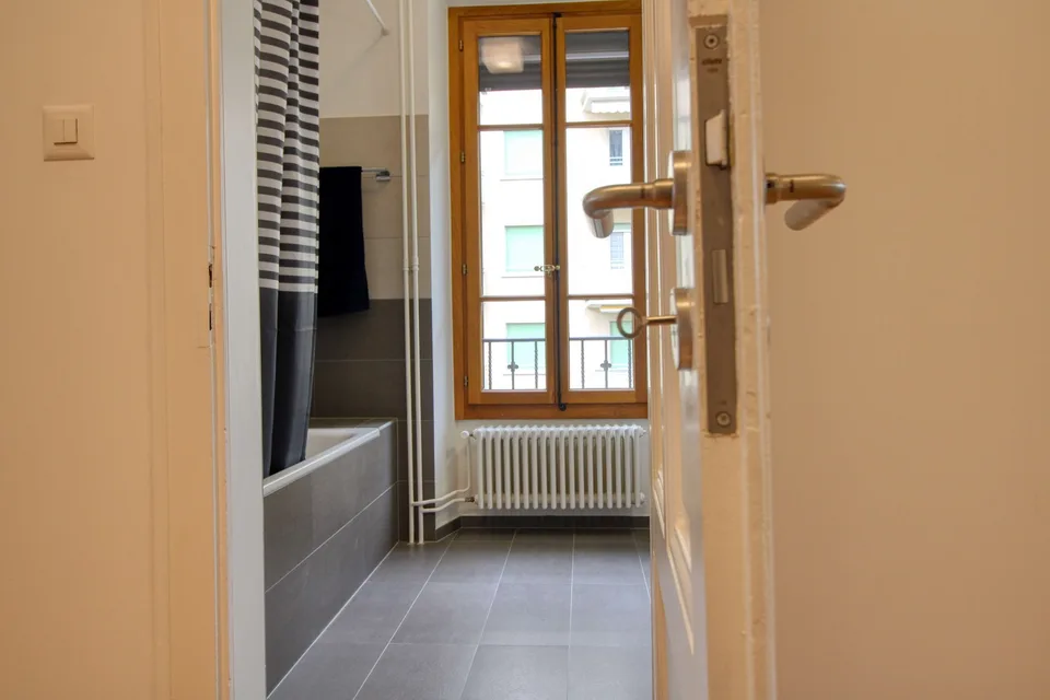 Furnished room in modernised apartment in a top location