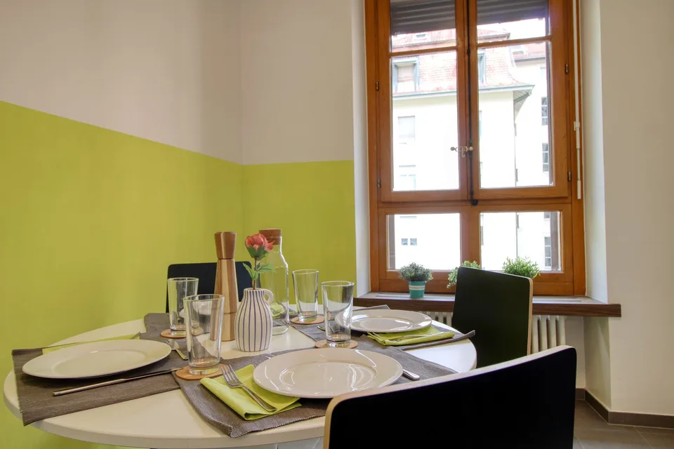 Furnished room in modernised apartment in a top location