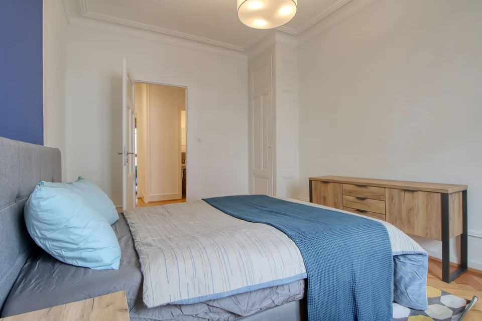 Furnished room in modernised apartment in a top location