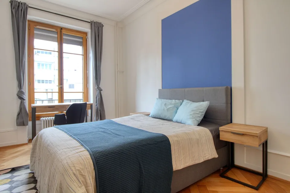 Furnished room in modernised apartment in a top location