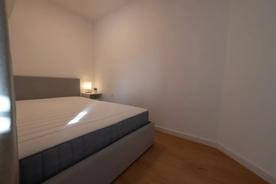 Studio meublé rénové 2026, loggia, parking, cave // Furnished, renovated, balcony, parking, storage