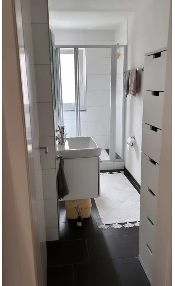 Modernes & helles WG-Zimmer mit Balkon und Top-ÖV-Anbindung