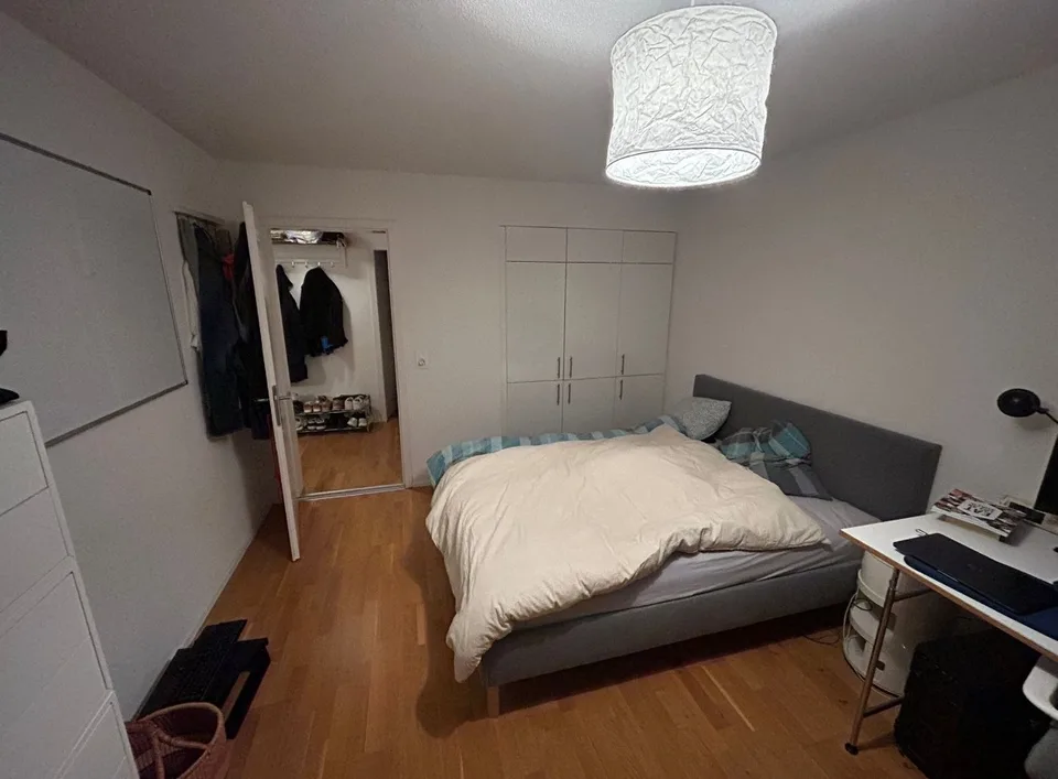 Modernes & helles WG-Zimmer mit Balkon und Top-ÖV-Anbindung