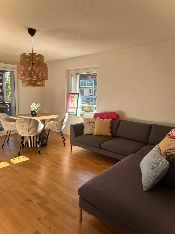Modernes & helles WG-Zimmer mit Balkon und Top-ÖV-Anbindung