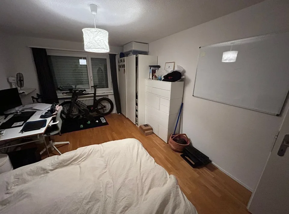 Modernes & helles WG-Zimmer mit Balkon und Top-ÖV-Anbindung