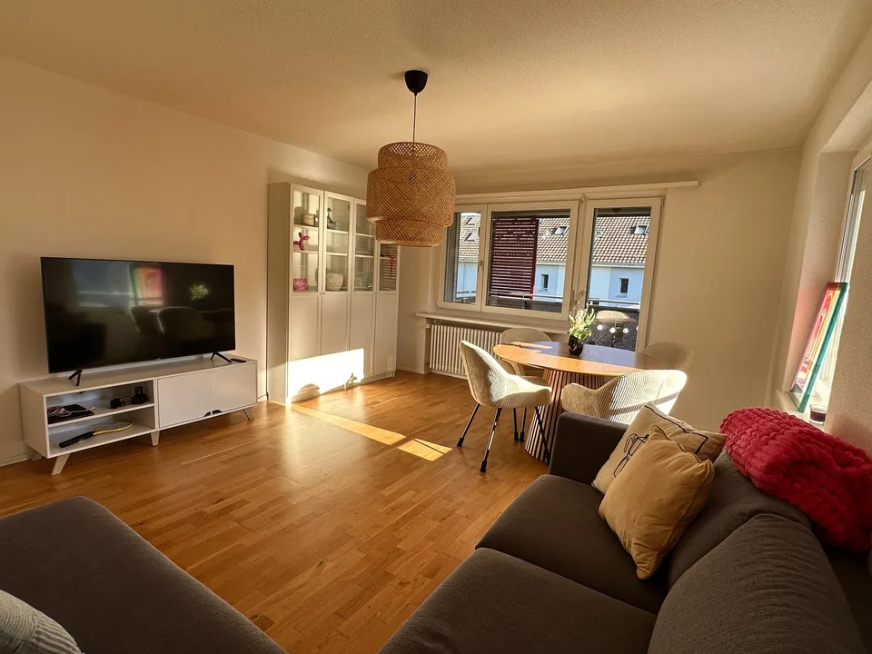 Modernes & helles WG-Zimmer mit Balkon und Top-ÖV-Anbindung