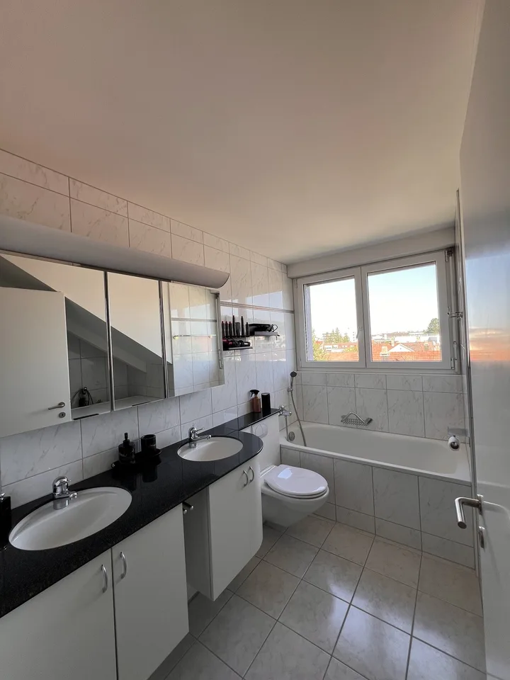 Wunderschöne 3.5-Zimmer-Dachwohnung in Hinwil mit grossem Balkon