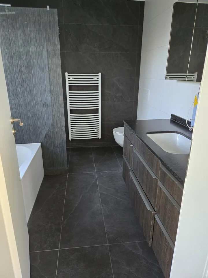 Sehr schöne 3,5 Zimmer Wohnung, 340m2 Garten, Wintergarten, WM/Tumbler