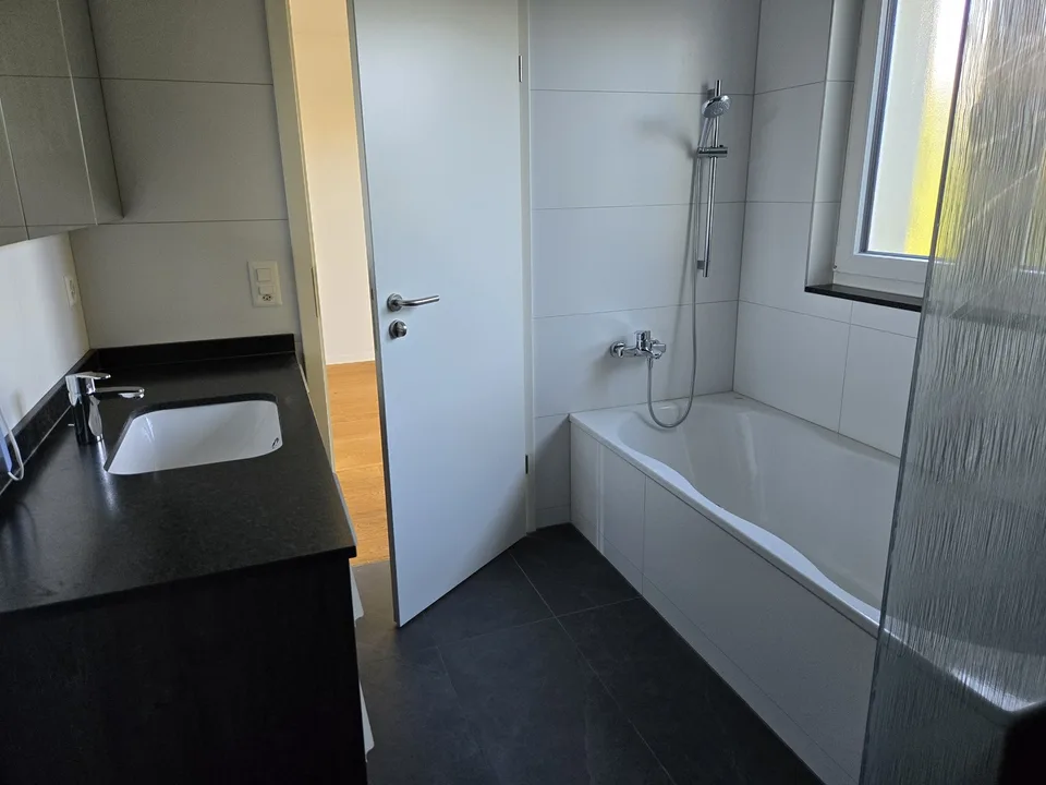 Sehr schöne 3,5 Zimmer Wohnung, 340m2 Garten, Wintergarten, WM/Tumbler
