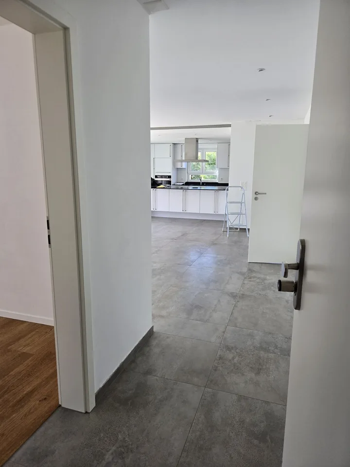 Sehr schöne 3,5 Zimmer Wohnung, 340m2 Garten, Wintergarten, WM/Tumbler
