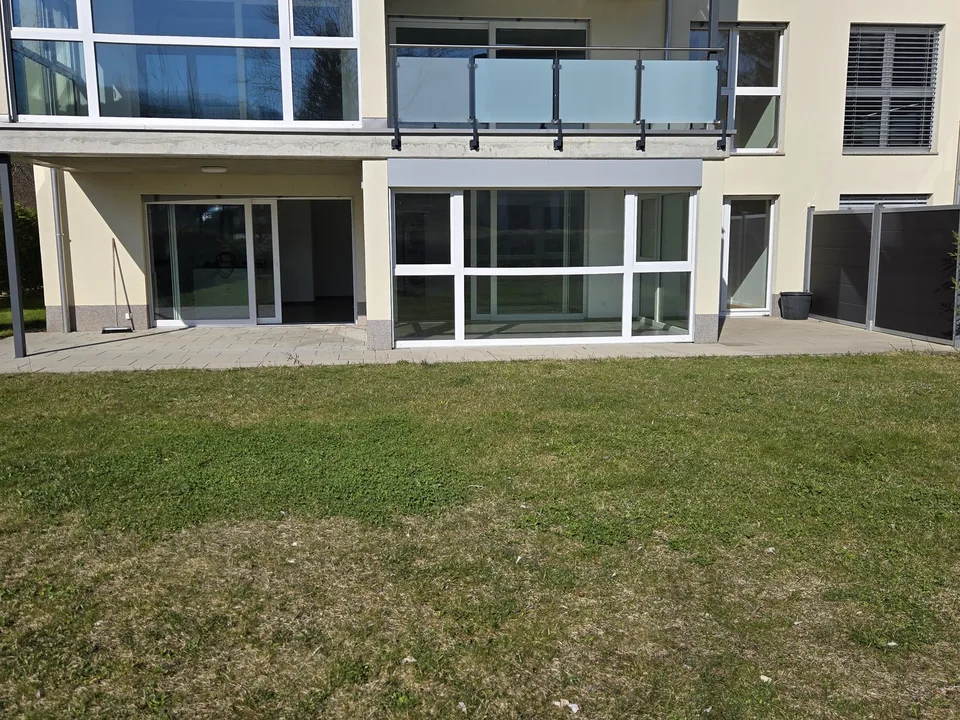 Sehr schöne 3,5 Zimmer Wohnung, 340m2 Garten, Wintergarten, WM/Tumbler