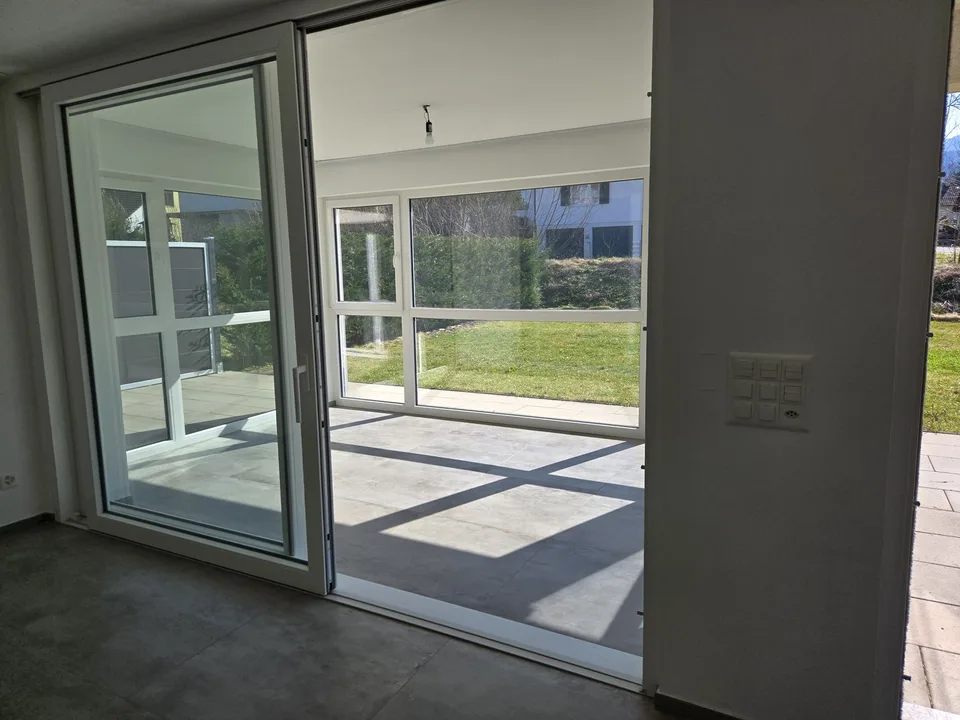 Sehr schöne 3,5 Zimmer Wohnung, 340m2 Garten, Wintergarten, WM/Tumbler