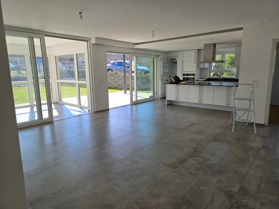 Sehr schöne 3,5 Zimmer Wohnung, 340m2 Garten, Wintergarten, WM/Tumbler
