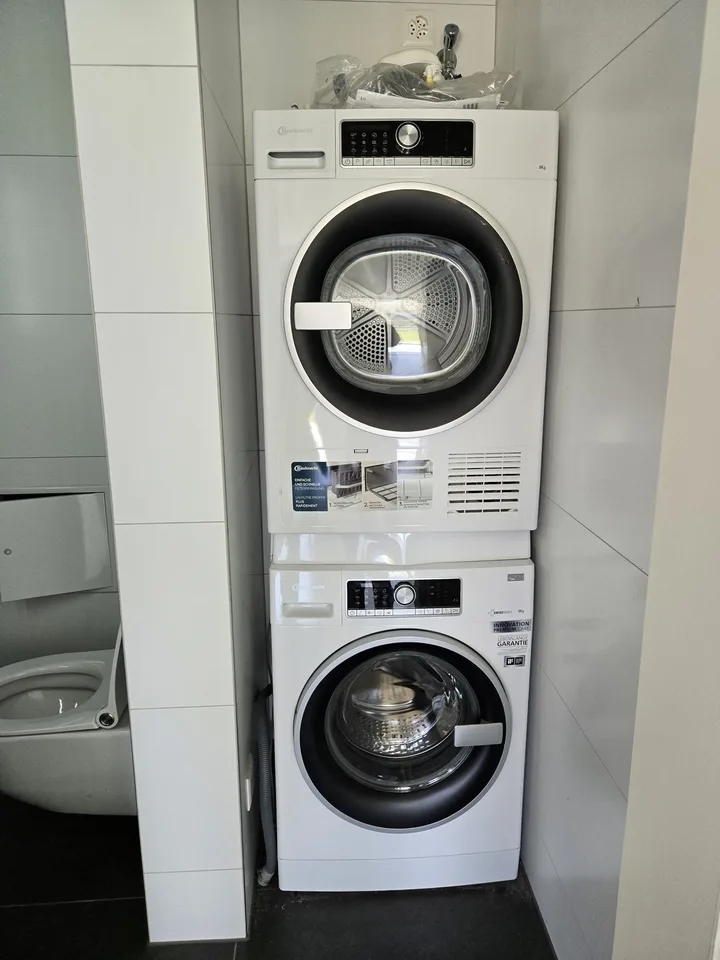 Sehr schöne 3,5 Zimmer Wohnung, 340m2 Garten, Wintergarten, WM/Tumbler