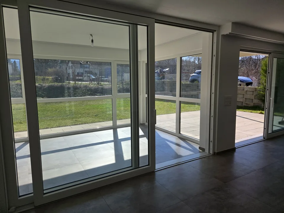 Sehr schöne 3,5 Zimmer Wohnung, 340m2 Garten, Wintergarten, WM/Tumbler